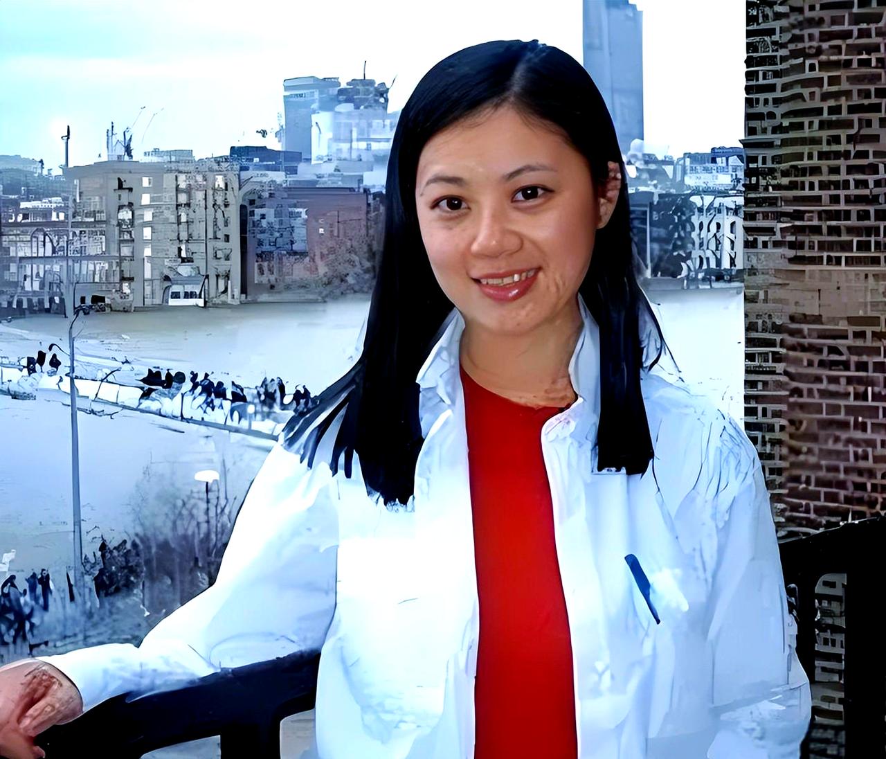 我愿意放弃中国国籍，自愿加入英国！2004年，34岁的姜丰在入籍申请书上签下名字