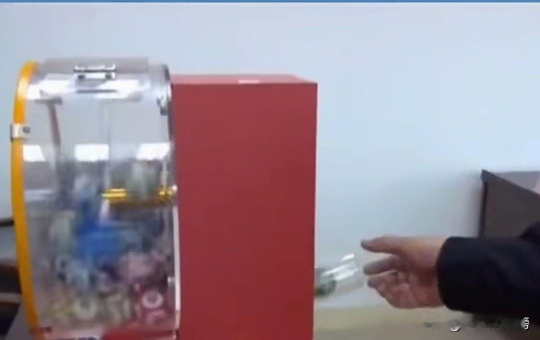 摇奖机的秘密，你看摇奖机里的球不停转动，其实那都没用，出奖的号码是从旁边那根管子