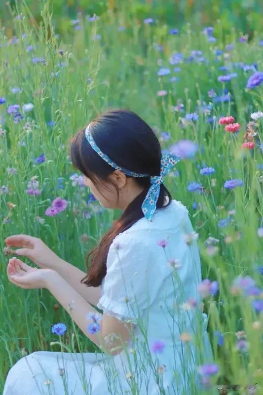七律     题郊游图
绢花草帽素颜香，秋水盈眸舞欲狂。
挥扇轻柔同蝶戏，呼朋急
