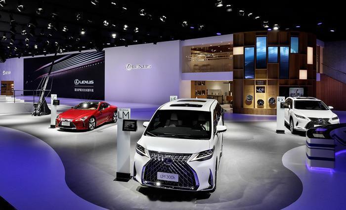 服务是买车的隐形豪华 说到“隐性豪华”我可太有感触了，现在买车真的别光盯着标和参