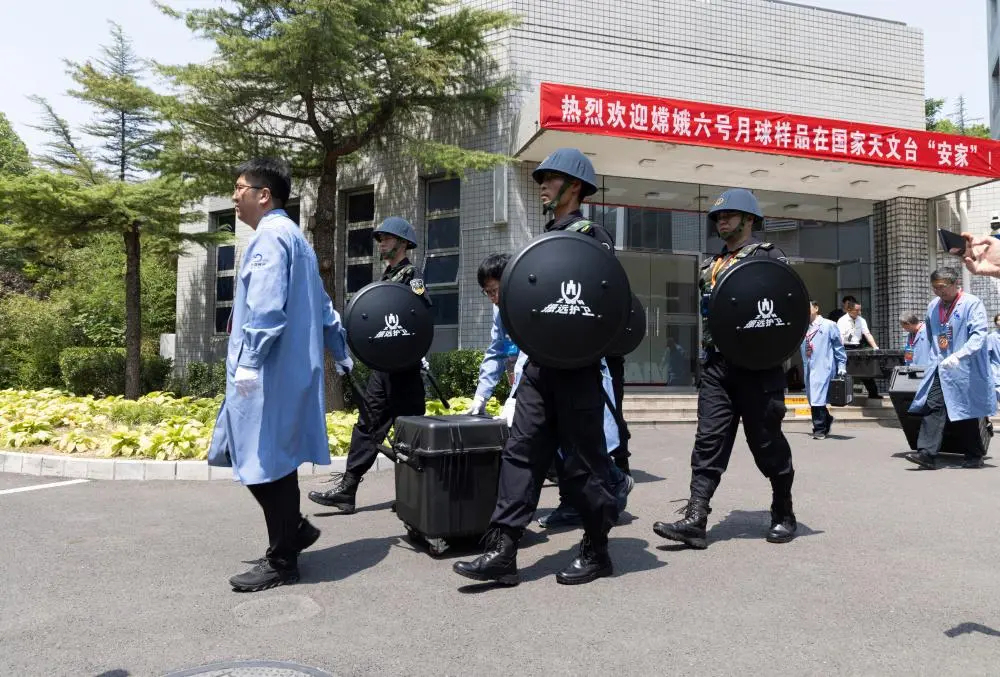 #嫦娥六号样品# 接收仪式结束后，工作人员将嫦娥六号月球样品转运往中国科学院月球