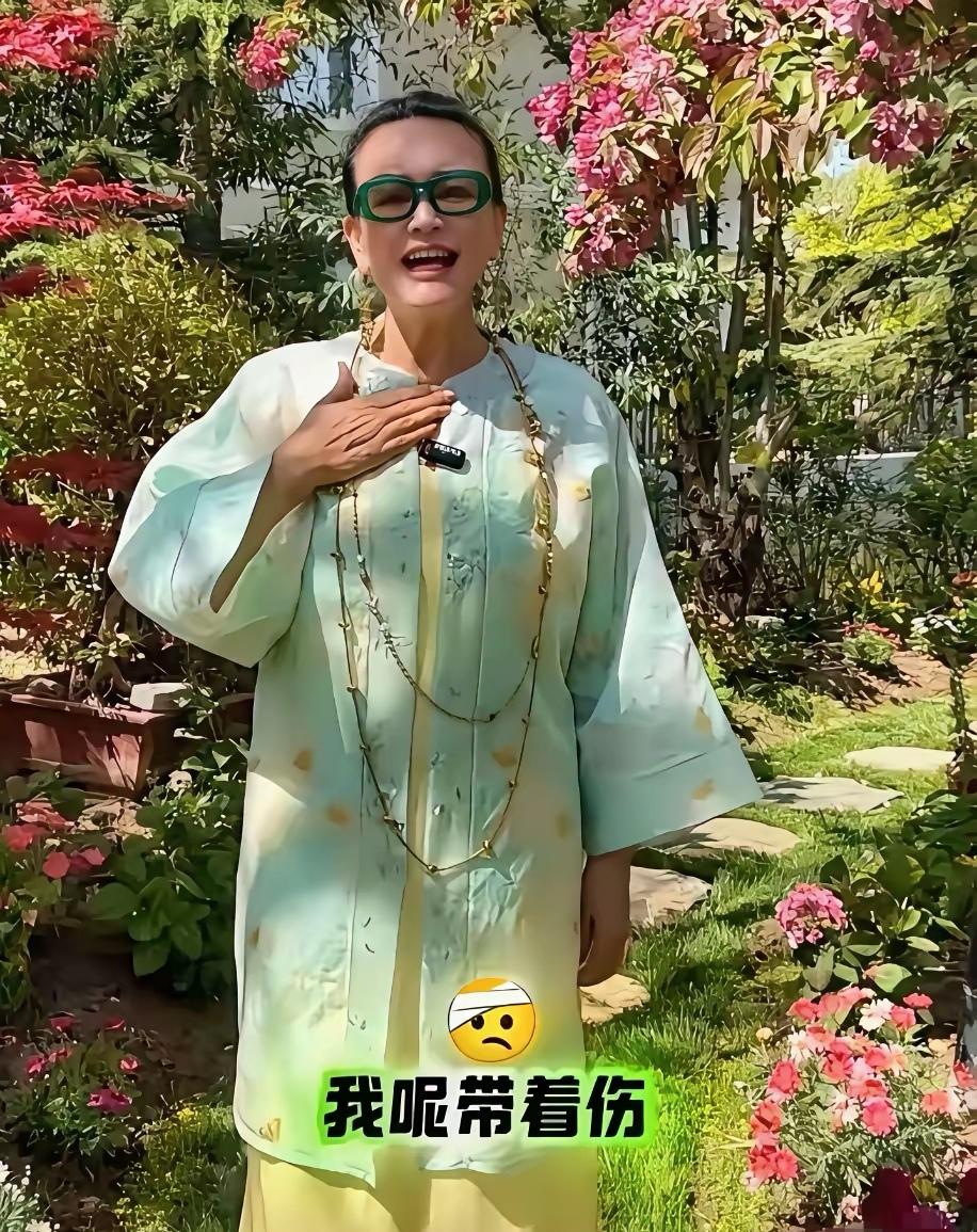 兰姐这波操作，是真把“拎得清”刻进骨子里了。
 
前阵子还盼着孙子盼得眼睛发亮，