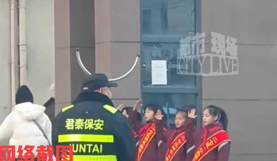 河南郑州有家长送孩子去学校。

这时家长看到校门口有几名学生，戴着绶带在站岗，为