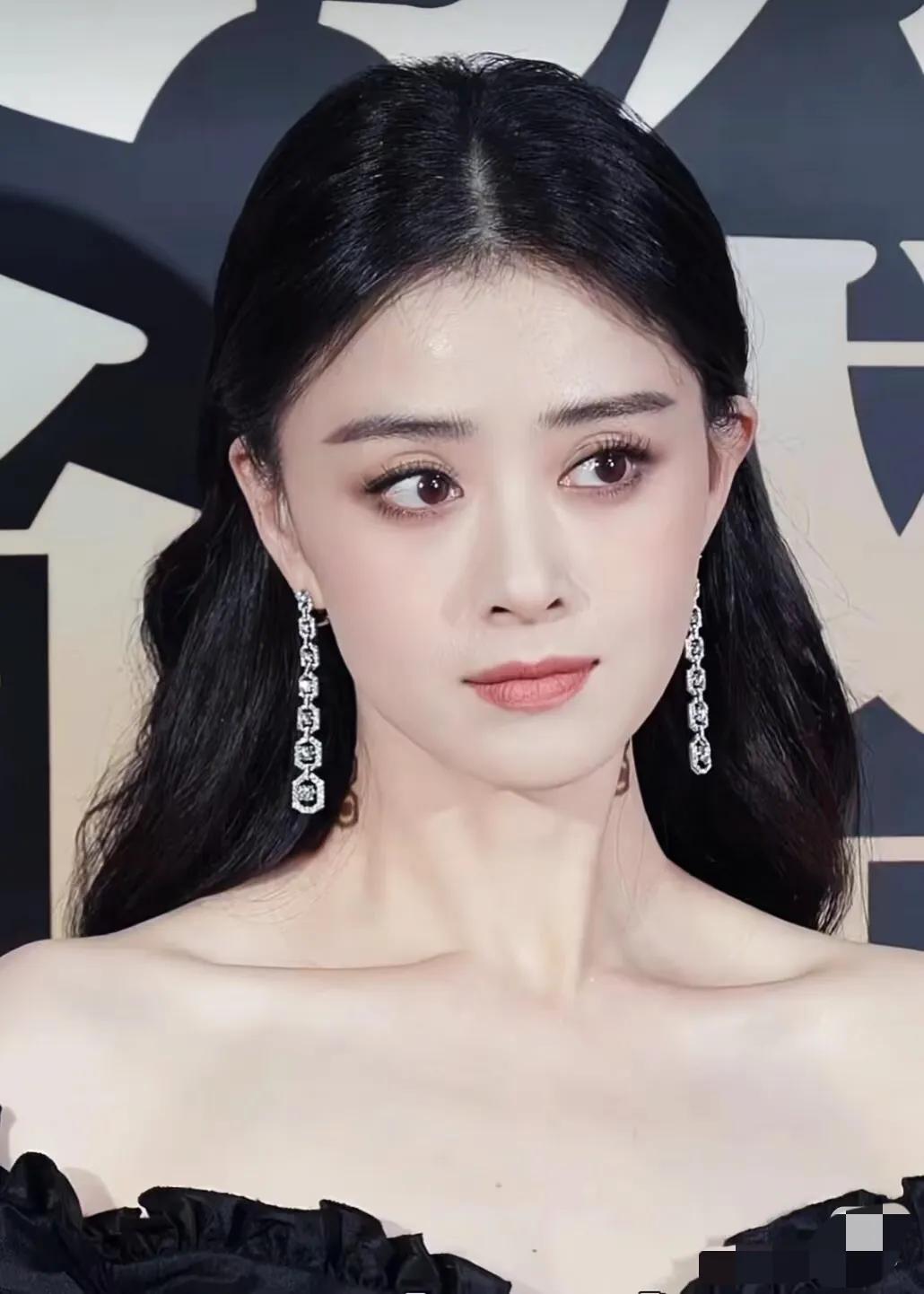 蒋欣这张脸就说美不美！我一个女子都被她给迷住了！

其实微博很早就关注她了。前几