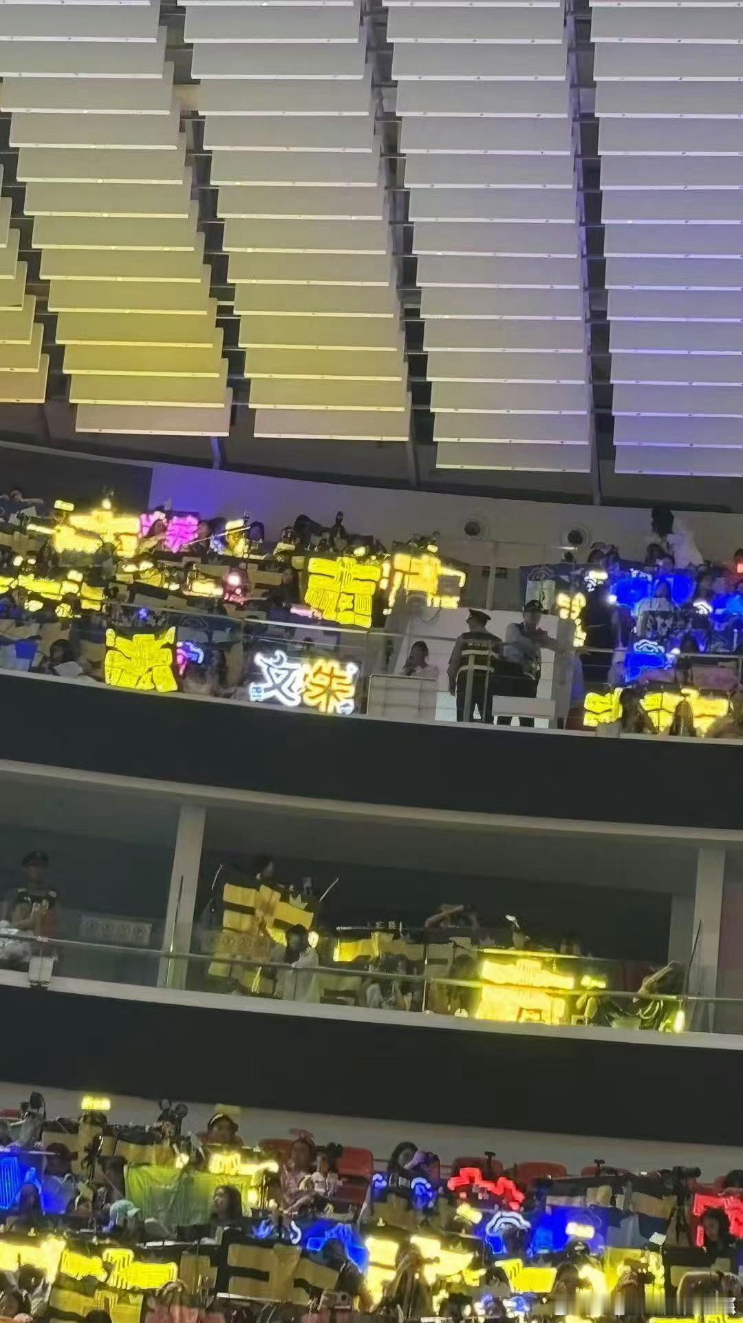 刘耀文惊喜现身提欧皮首唱会登陆少年演唱会 ​​​