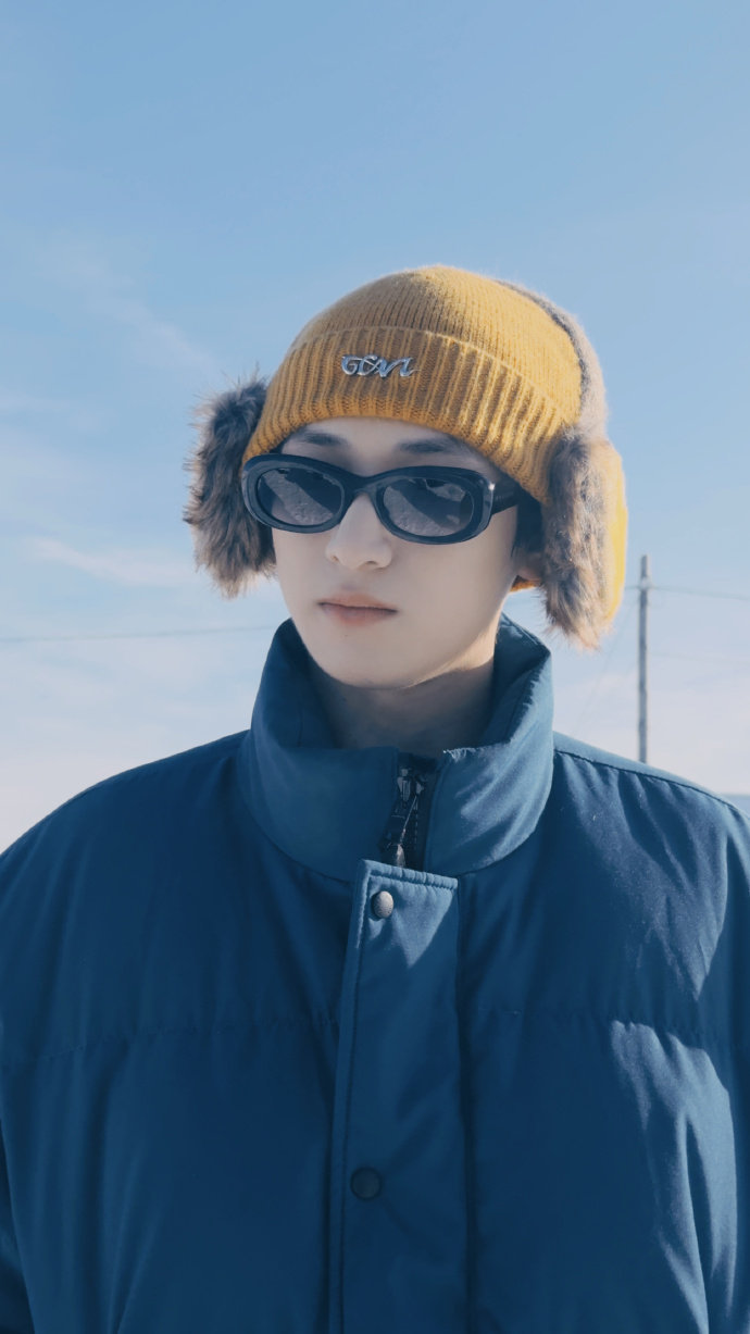 严浩翔发了旅行明信片 严浩翔旅行明信片 接收这个来自严浩翔的旅行明信片啦~是头戴