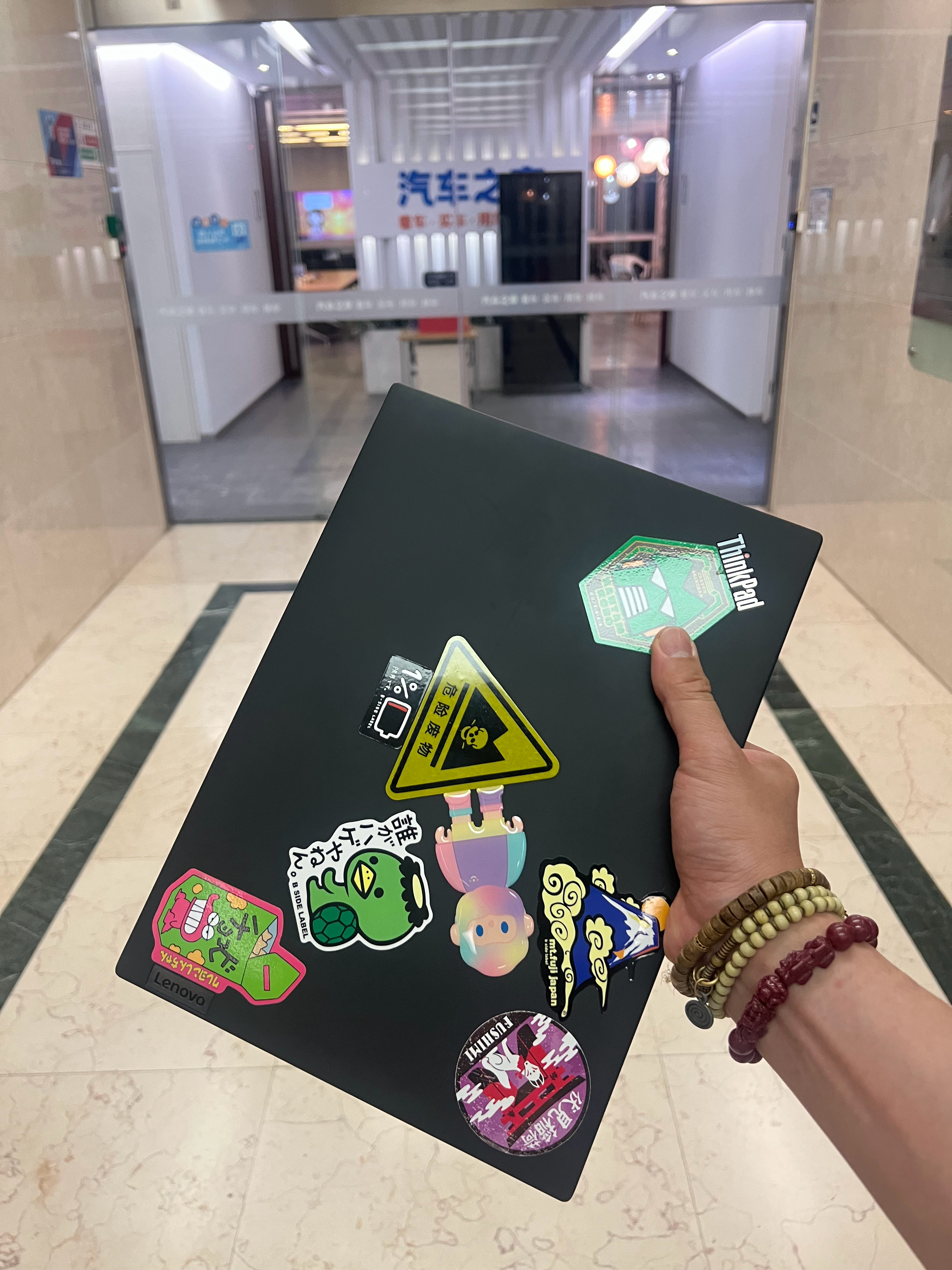 明儿出差，收拾行李发现吃饭的家伙忘公司了然后明早8点的航班，我还睡个杰宝啊[怒]