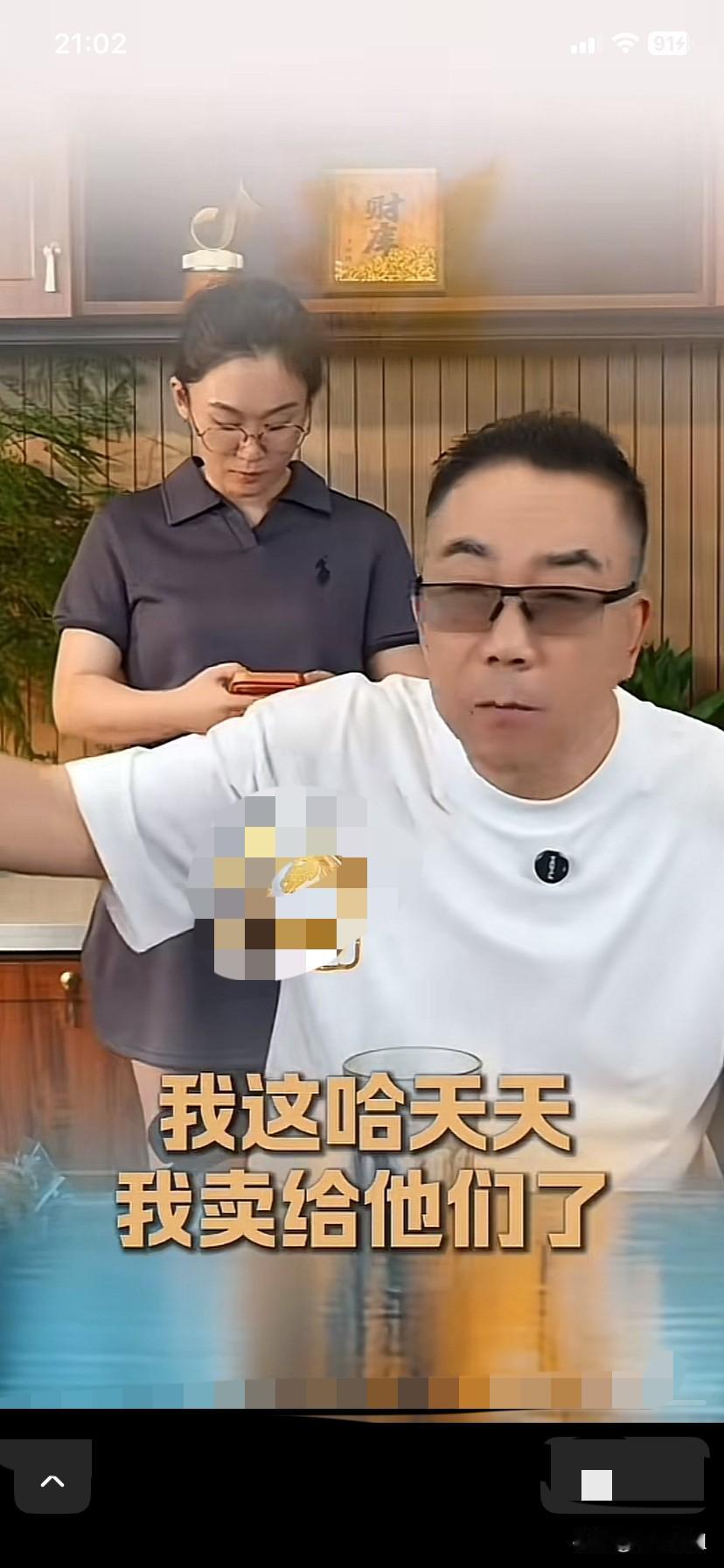 杨义直播时，说，我哪里有时间干别的去啊！我没有时间！笑着说着，用手指着镜头外的助