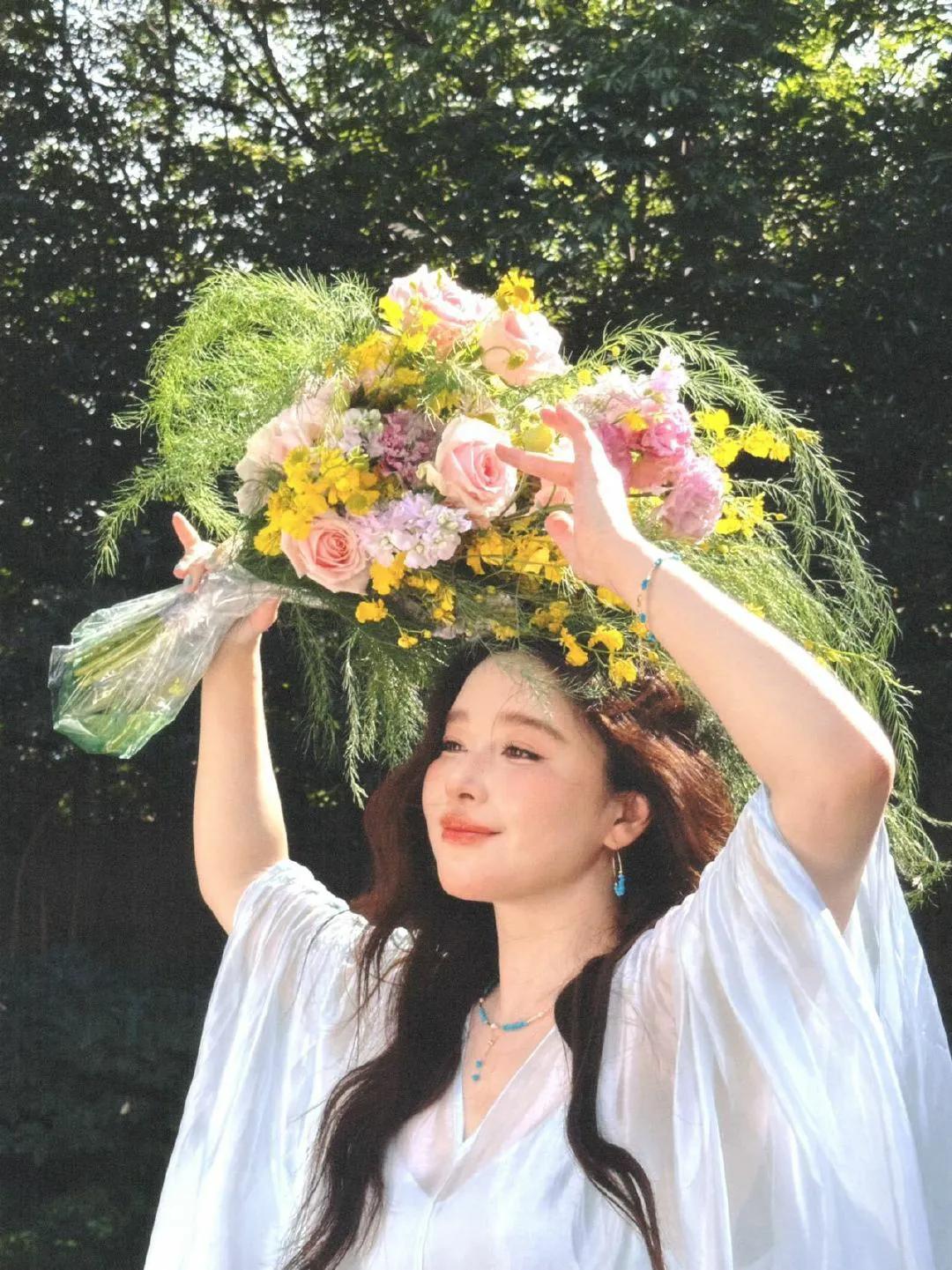 阚清子 孕肚写真释出[送心]手捧鲜花笑容甜美，恭喜准妈妈[玫瑰][玫瑰][玫瑰]