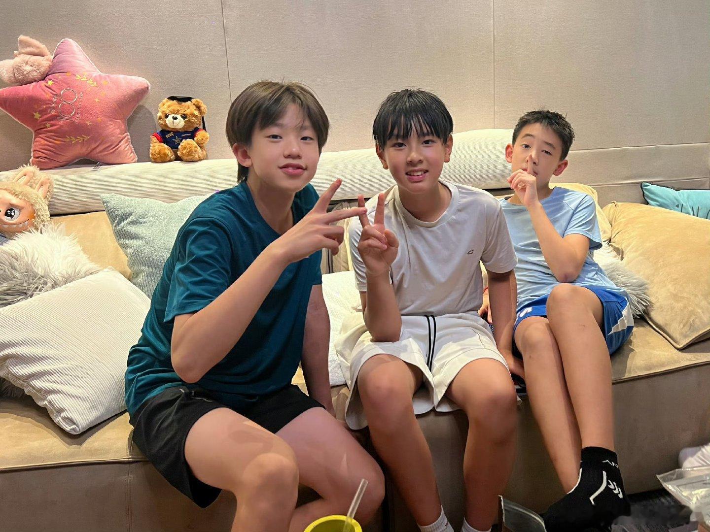 陈小春儿子吴尊儿子刘畊宏儿子同框 这三位小帅哥因爸爸相识，从小一起玩到大，现在依