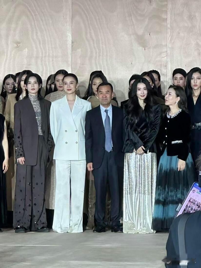 当大气优雅的宋佳遇上盛世美颜的张柏芝，一位帅气迷人，一位温柔妩媚，都是一等一的高