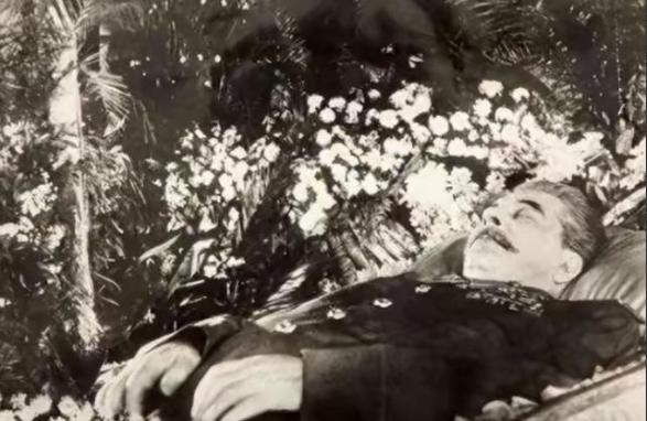 1961年的斯大林坟墓被突然挖开，军官们将其水晶棺从列宁墓中给抬了出来。

迅速