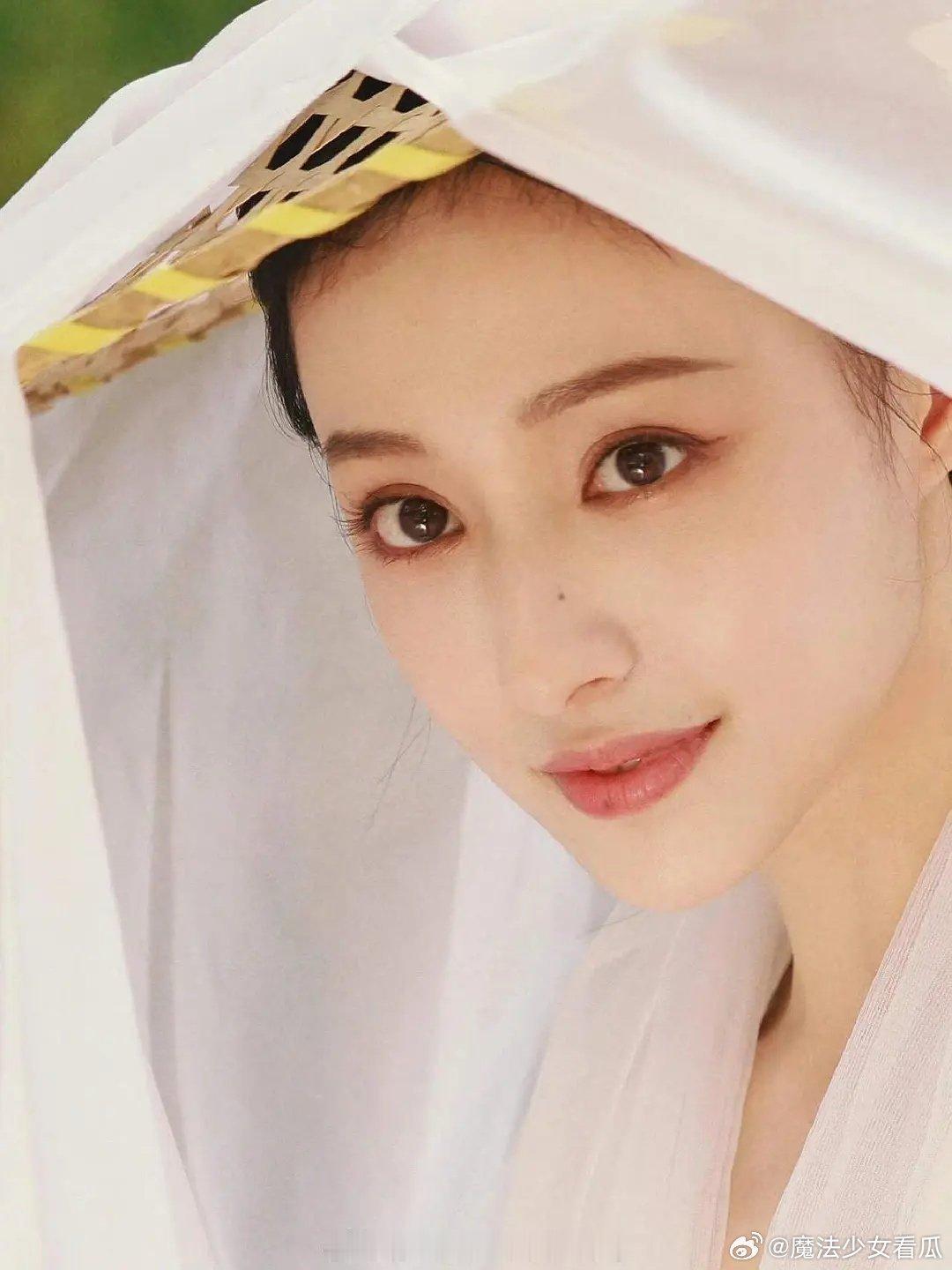 胡连馨在网上有很多人吹大美女颜值，但是真到了少年白马醉春风的剧里面显得也没有那么