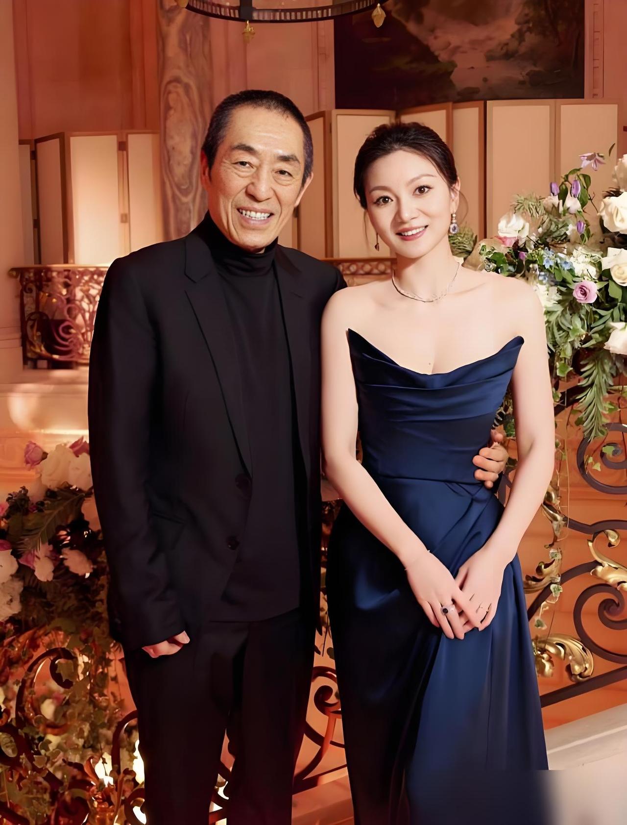 图一是张艺谋与现任妻子陈婷的合影，看起来俩人很恩爱。
图二是八十年代张艺谋在火车