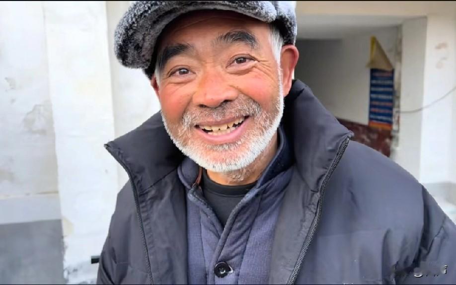 爱笑老四叔女儿貌似谈恋爱了，打电话打到半夜，四叔女儿也20岁了，不知道男孩知不知