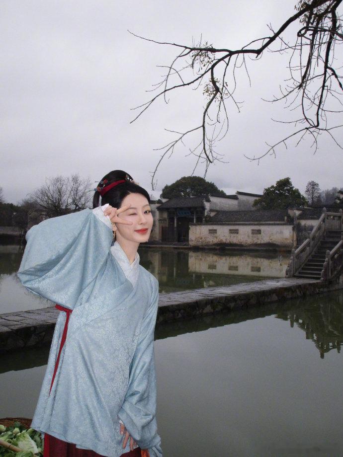 杨紫跨年发文杨紫晒了李祯白菊董竹君 杨紫跨年发文，杨紫晒了李祯白菊董竹君，是今年