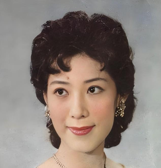 1990 年的一天晚上，经历了丈夫无数次殴打后，著名歌唱家关牧村再也忍无可忍，看