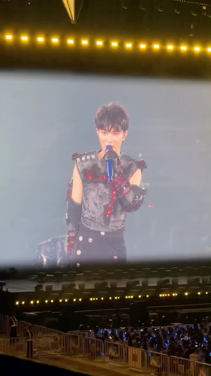 周深从来不求人演唱会除外周深求也没用这大概就是演唱会独有的双向趣味。周深在别的场