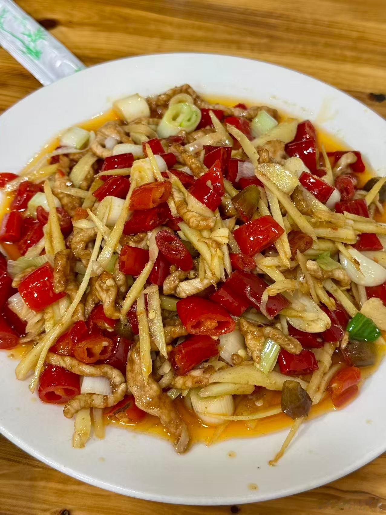今天吃：泡椒肉丝、烧椒皮蛋菜单上没有泡椒肉丝这道菜，问了老板说可以炒，跟我想的味