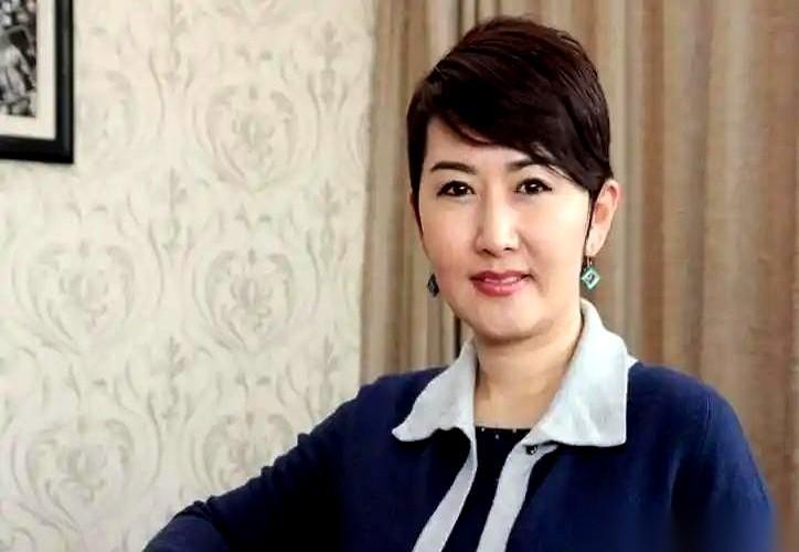 今天咱们看看蒙古国女外长巴特策策格。南边，中国握着她家九成的出口和全境日用品；北