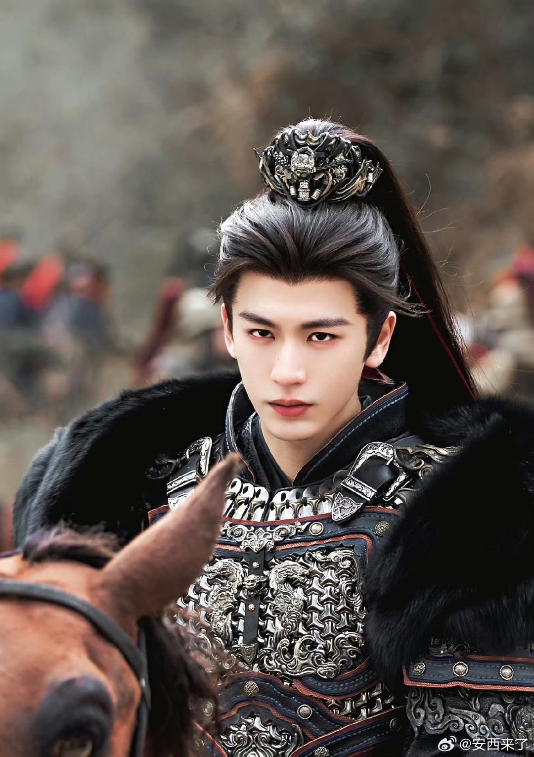 张凌赫为什么被称为粉底液将军张凌赫在《逐玉》里演将军，妆造太白太精致了