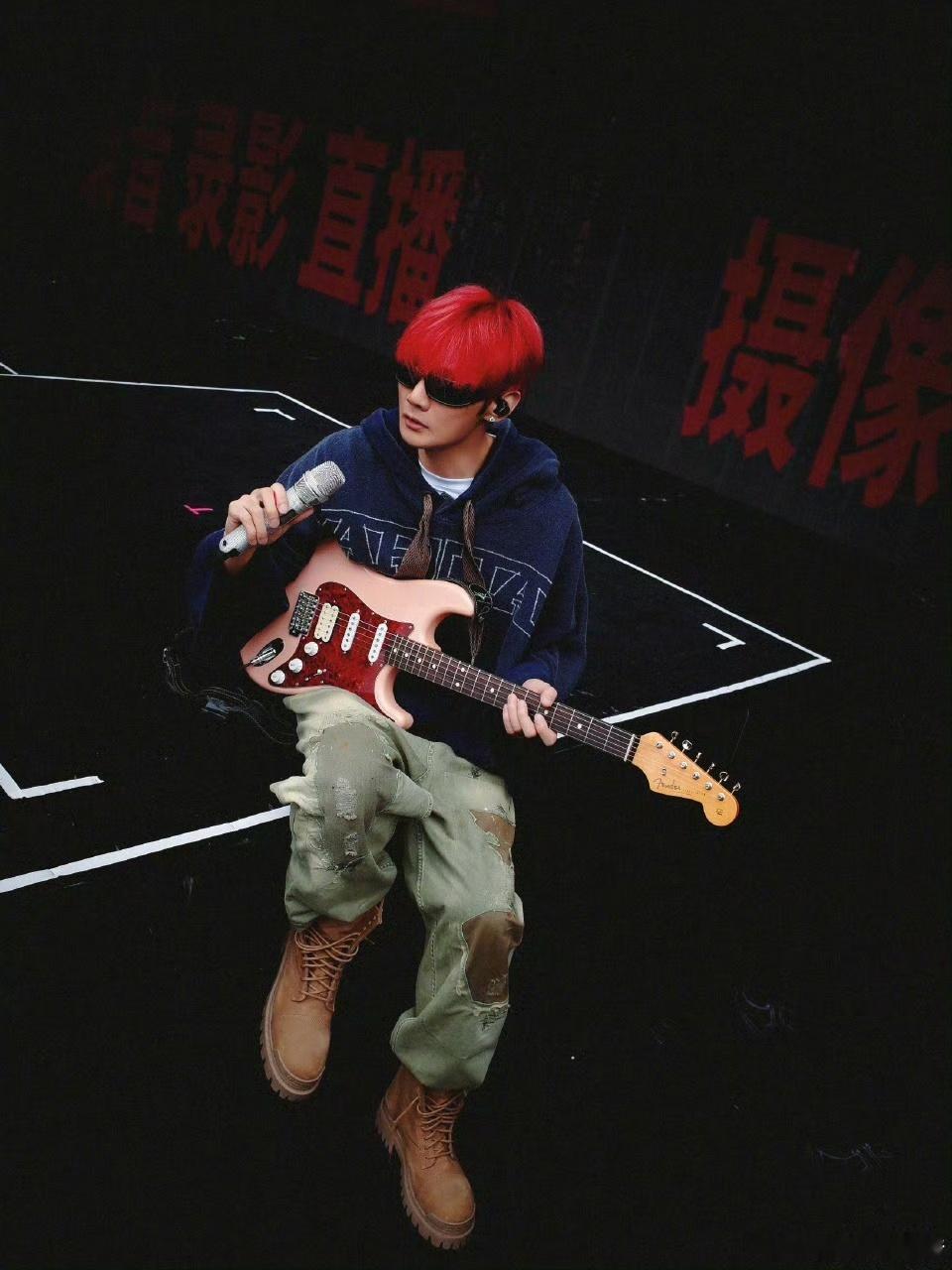 李荣浩十年老粉被钓成翘嘴 作为关注他很久的人，看到这组照片确实有被惊艳到。无论是