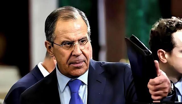 拉夫罗夫一坐就是二十年，不是因为他会喊口号，而是他手里没有自己的小圈子，普京半夜