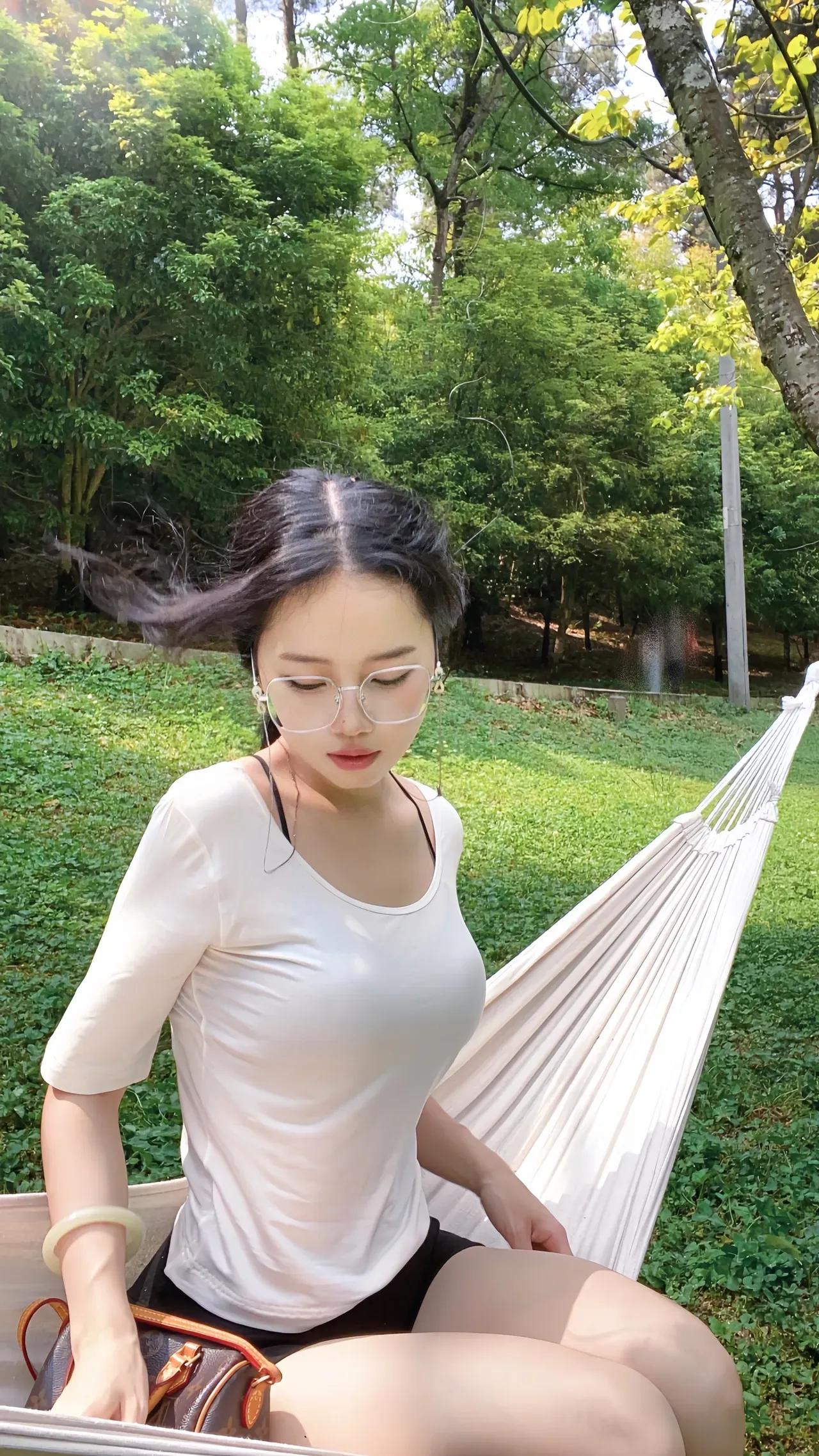 阳光明媚，女孩在草地上享受休闲时光。可爱女孩 你心中的美女啥模样 治愈风景图分享