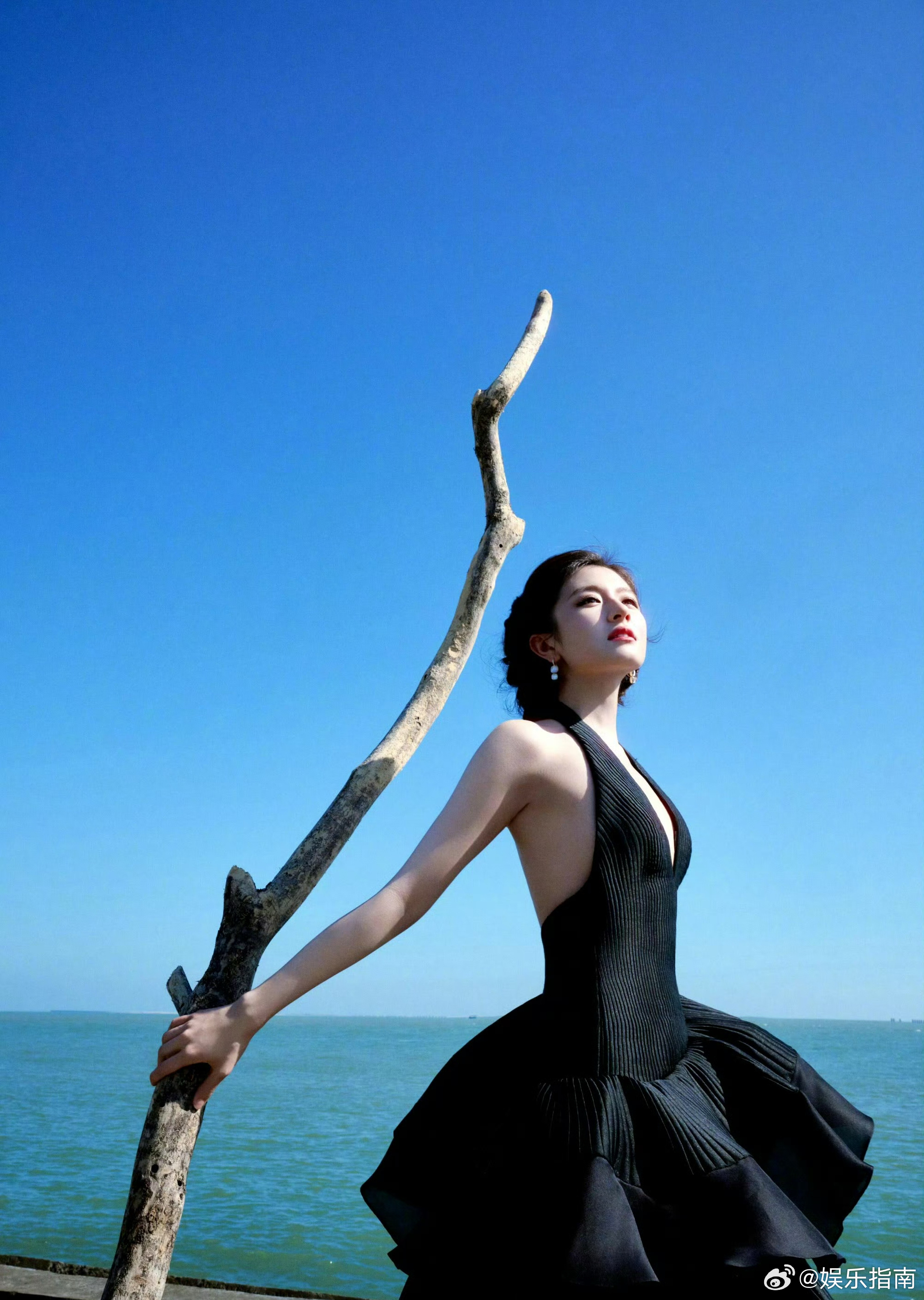 李兰迪这张图特别像手持利剑的少女，好有故事感 