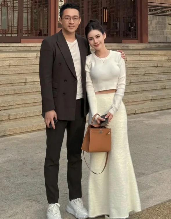 汪小菲公开秀恩爱！首尔和未婚妻深情相拥，两人搂肩对视甜笑眼神拉丝，夫妻相很浓哈。