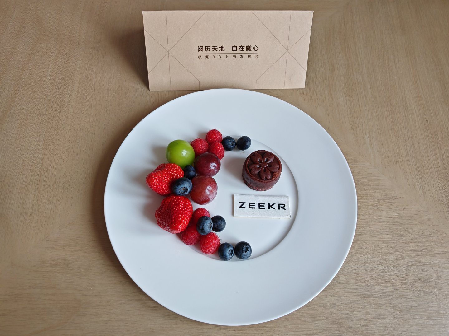 今晚就是极氪8X 的上市发布会了，之前我也替各位试驾了一下极氪8X，可以说行驶质