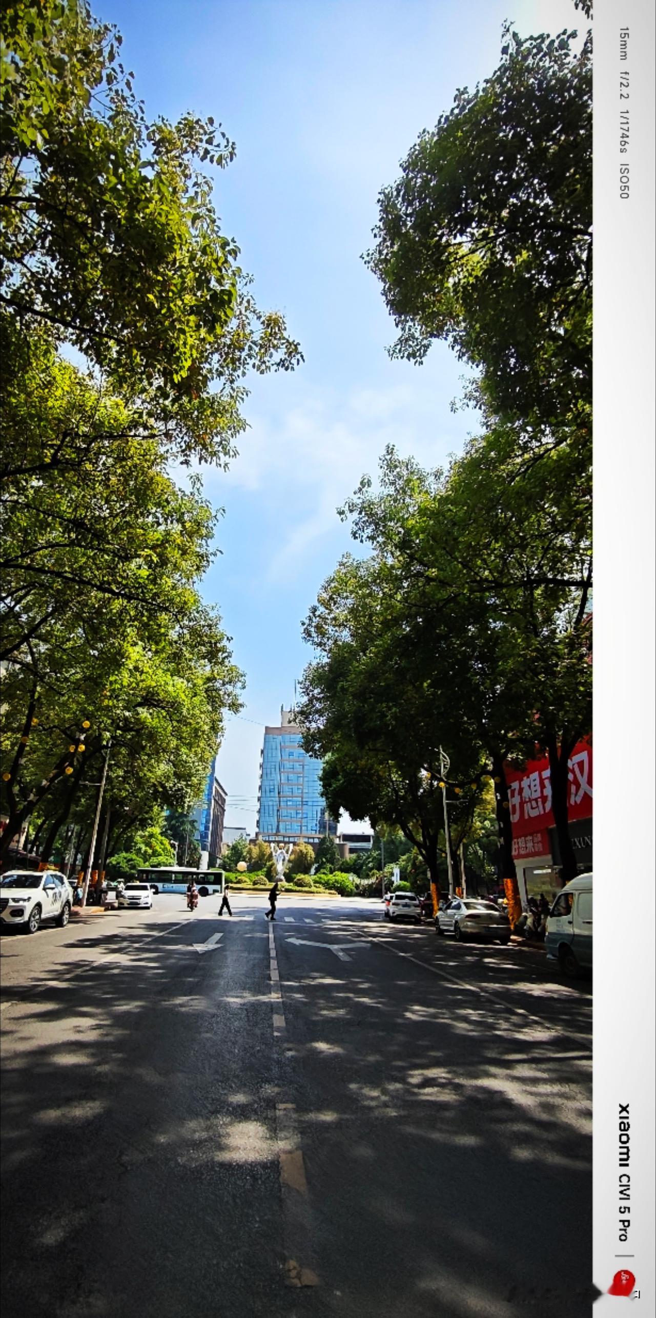 夏天到来，小城变得热烈而惬意，天空以最明亮，不带一丝丝阴霾的姿态，照耀街道。一丝