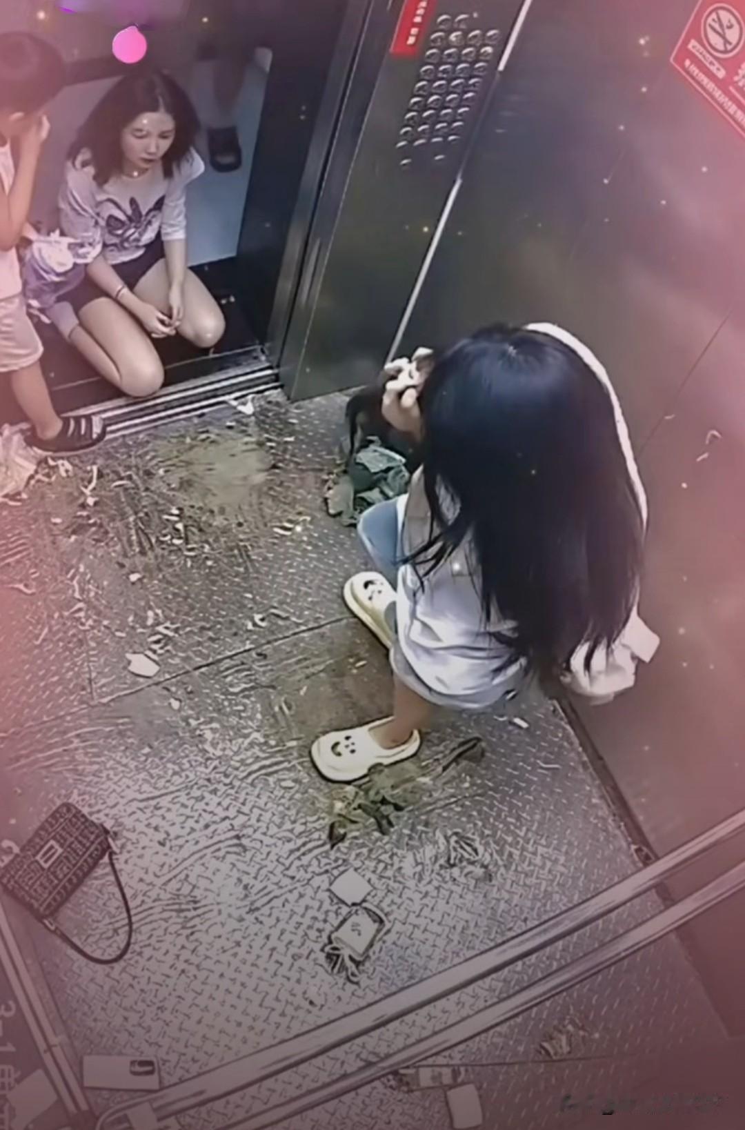 小姑娘战斗力不错，电梯战神，打假斗士！