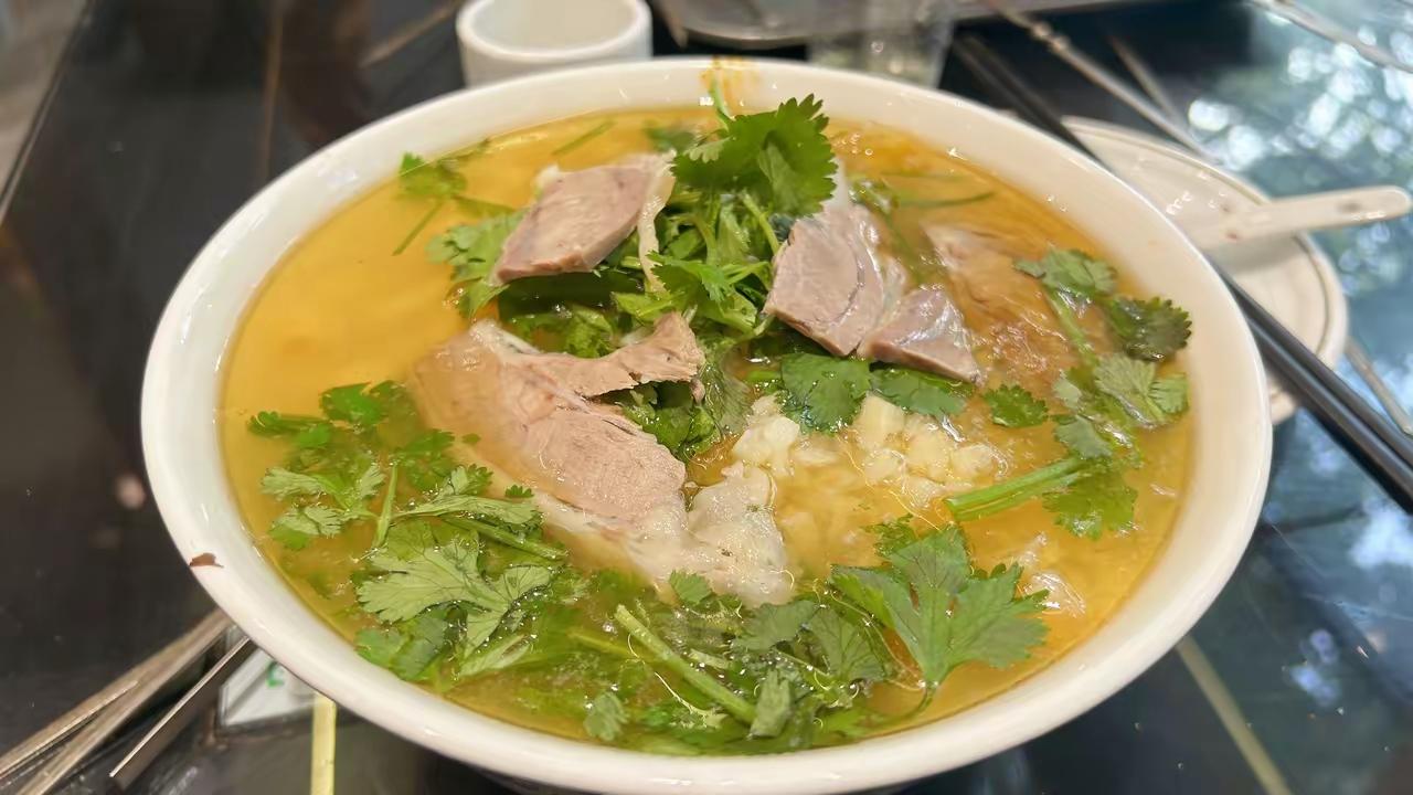 经常在网上看到人们吐槽西安的羊肉泡馍贵，怎么就没有人吐槽洛阳的烩面贵呢？
   