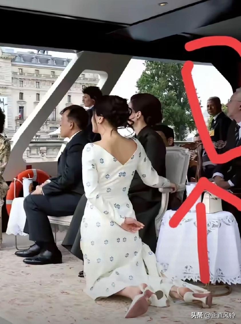 泰国公主真是走到哪里跪到哪里?！跪着就没有尊严其实也是一种封建思想，他们的膝盖会