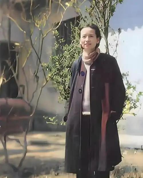 一段非常现实的话：“现在的行情就是，女的嫌男的穷，男的嫌女的老。到最后呢，白菜烂
