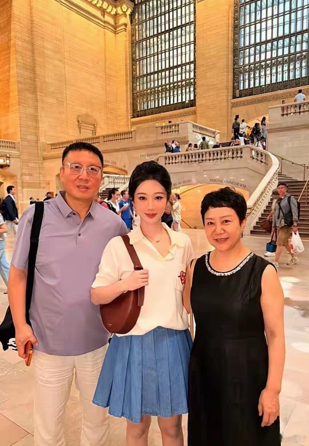 杨紫带爸妈游纽约！中央车站合影太温馨，一到爸妈身边秒变小孩 
