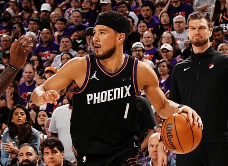 布克今天的表现让我想到了之前太阳跟森林狼的季后赛，只是那会都在喷杜兰特被横扫了，