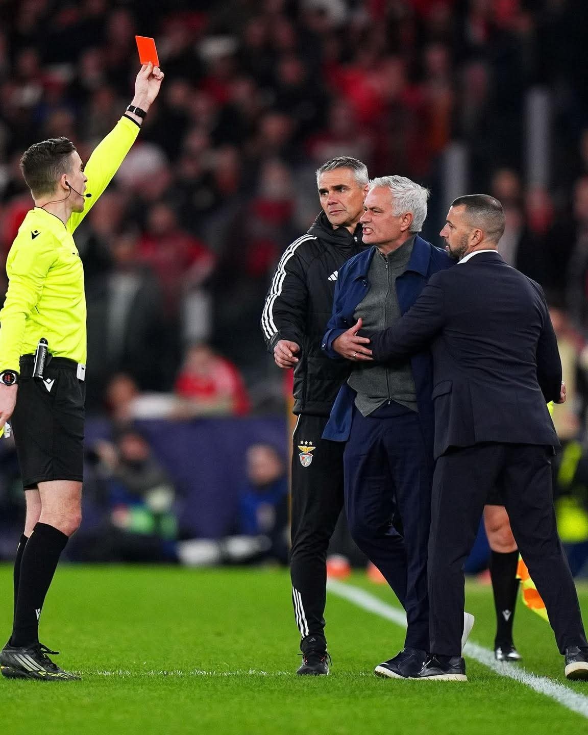 本菲卡0比1皇马穆里尼奥遭红牌罚下 北京时间2月18日凌晨，欧冠1/16决赛首回