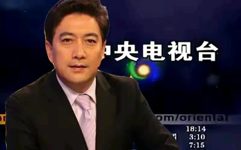 水均益，一位享誉中国新闻界的著名新闻主播，以其严谨的新闻素养和沉稳的播报风格赢得