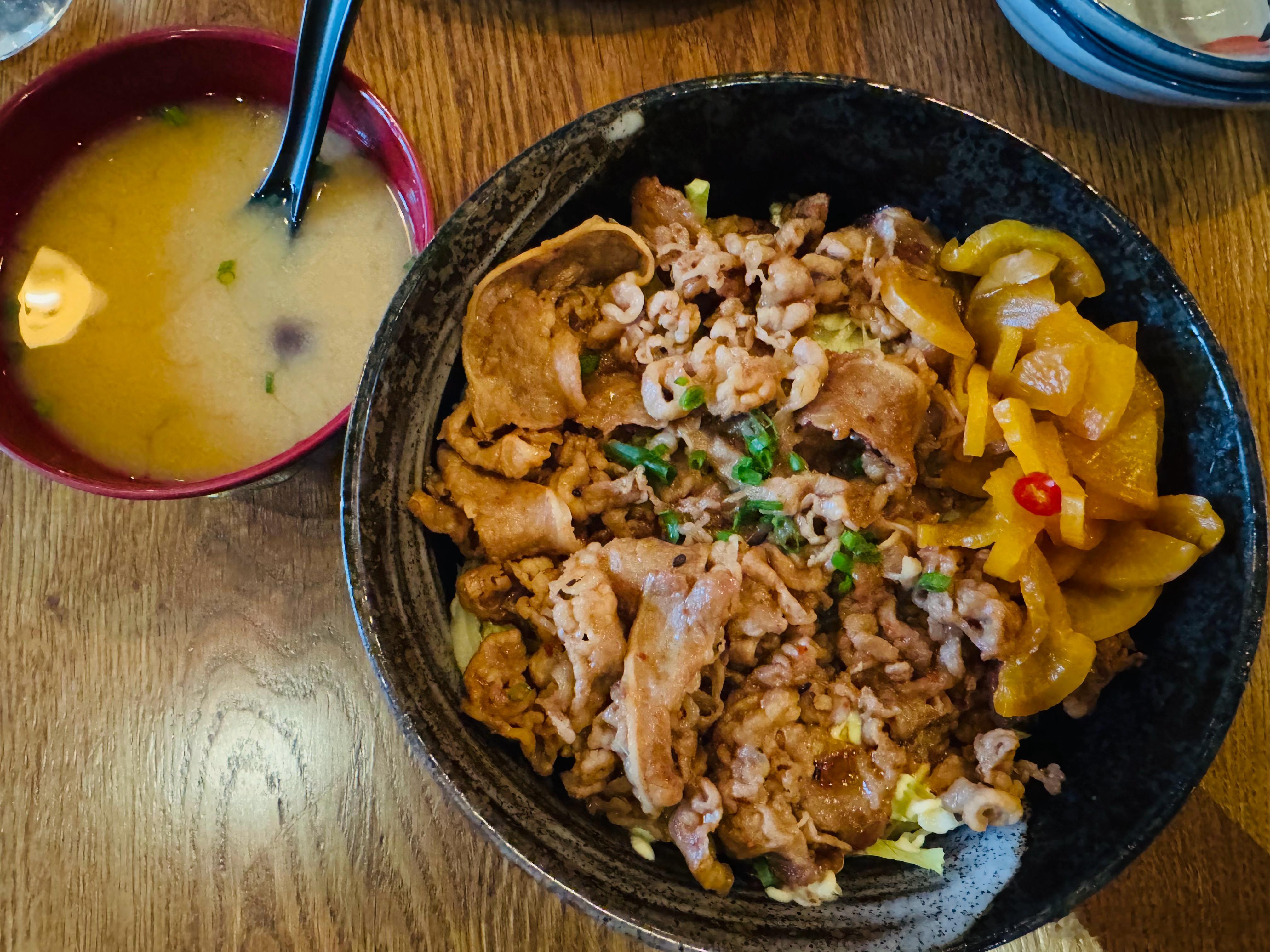 铃木食堂日式牛肉饭在北京不算顶级但绝对是最好之一食材新鲜，火候合适，酱汁浓郁人均