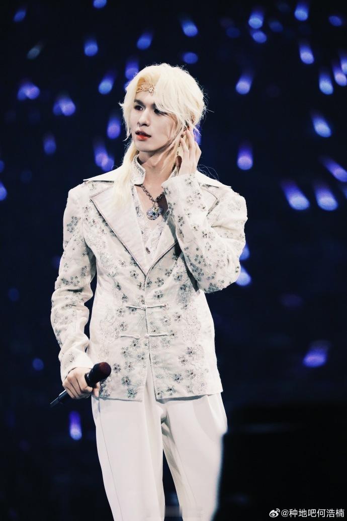 #何浩楠金色长发氛围感##何浩楠精灵王子新风格# 何浩楠的金色长发造型在佛山演唱