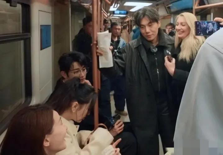 最新一期的《妻子的浪漫旅行》中，大家在莫斯科乘坐地铁期间，突然有一个年轻漂亮的当