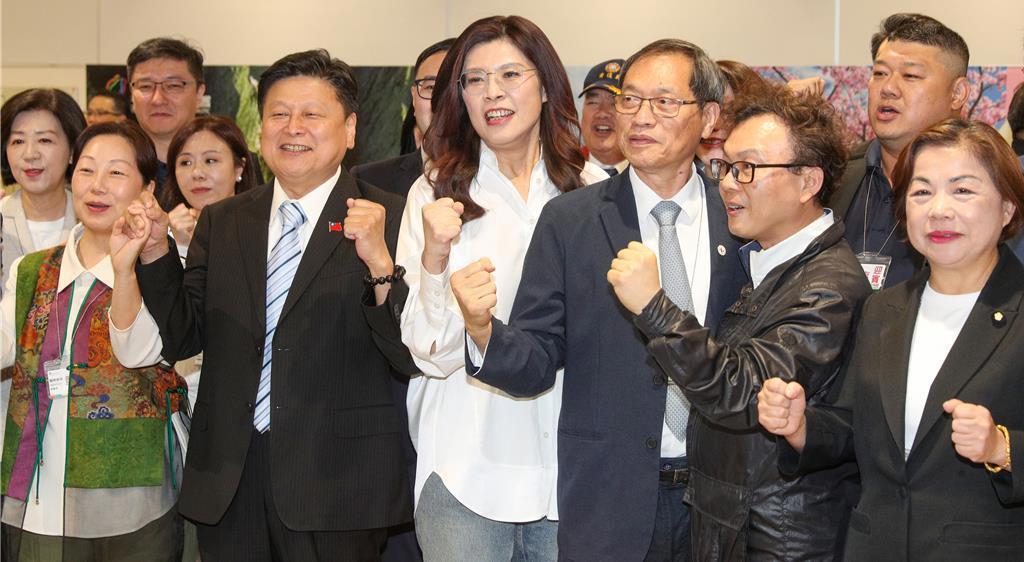 郑丽文刚从大陆带回“10项成果”，民进党当局头目赖清德就准备窜访斯威士兰——非洲