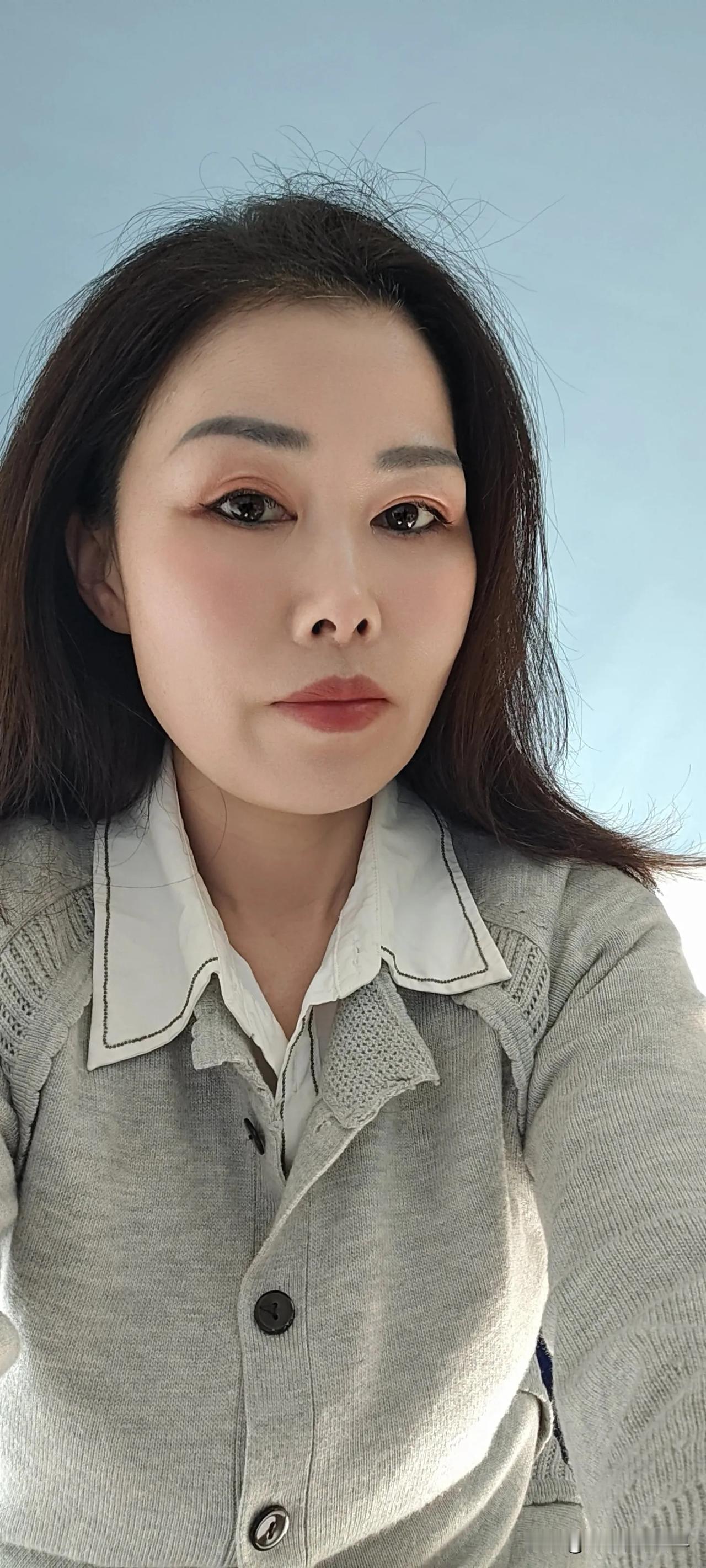 我昨天下班了，想着现在上海开进博会，就去外滩逛逛，坐地铁的时候，我在那站着，一个