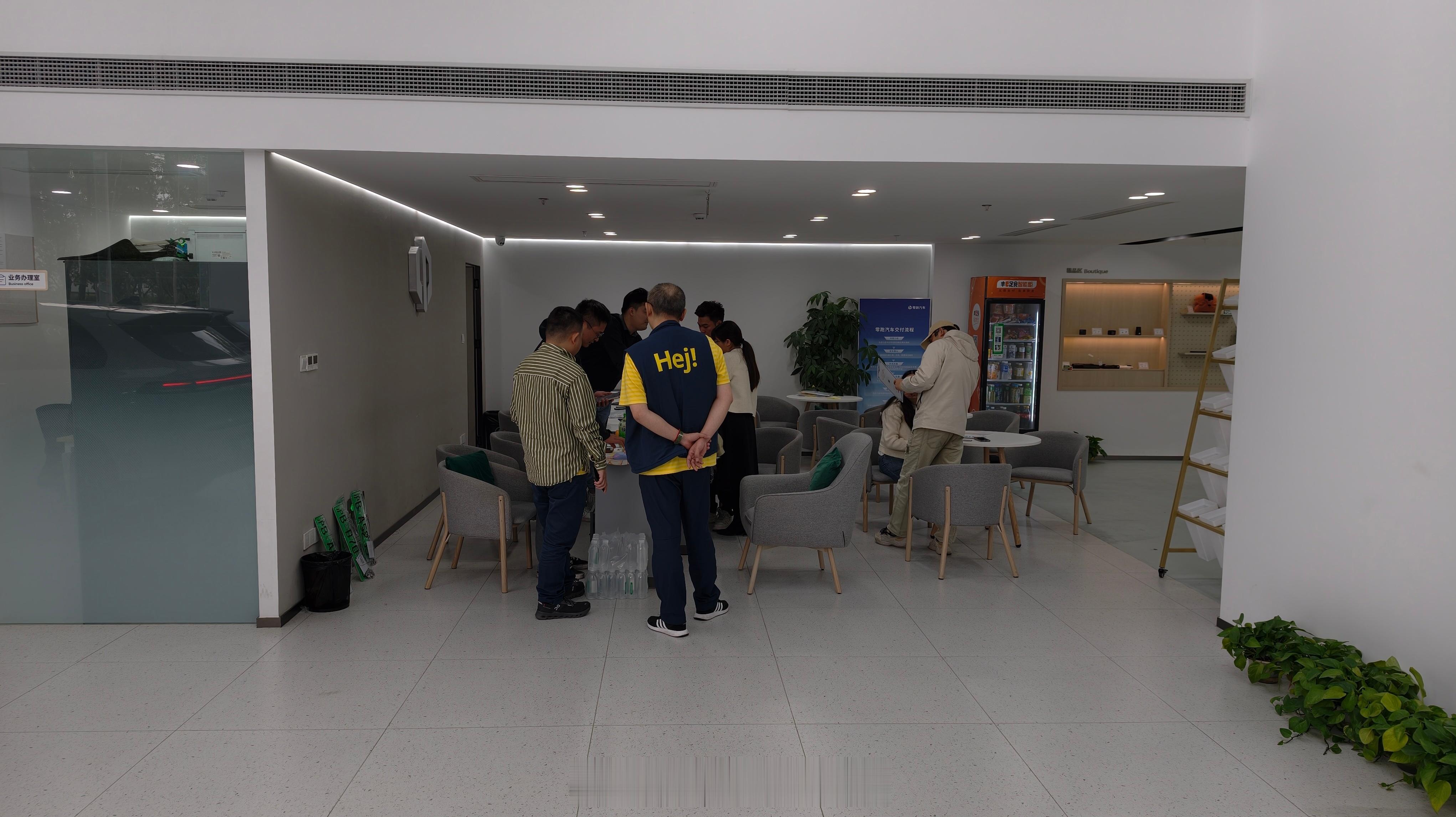 零跑订单如何？看工作日的人流就可以了。一批又一批说实话挺夸张的[并不简单]零跑 