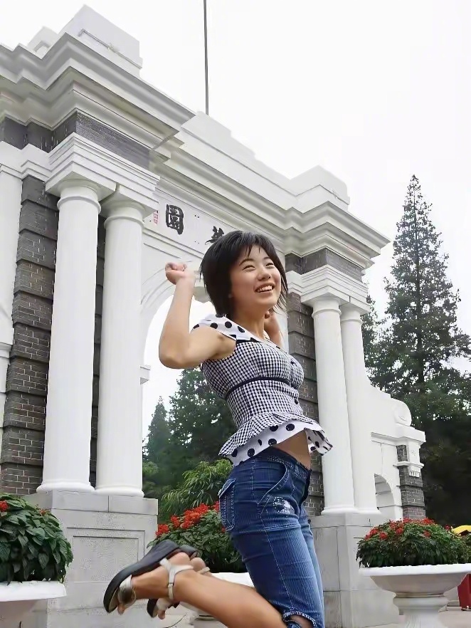 有没有记者采访一下蒋方舟的清华大学同学？或者蒋方舟清华大学的宿舍舍友？我觉得大家