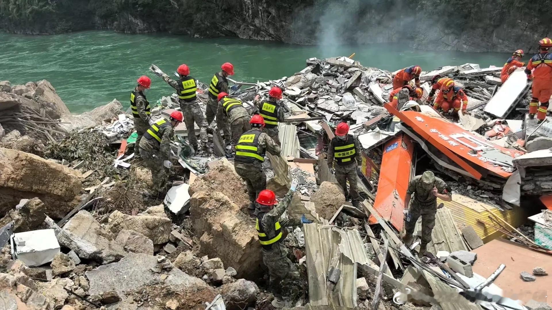 重庆彭水山体垮塌致鞭炮仓库爆炸看了想哭，每次哪里有险情，人民子弟兵和救援人员总是