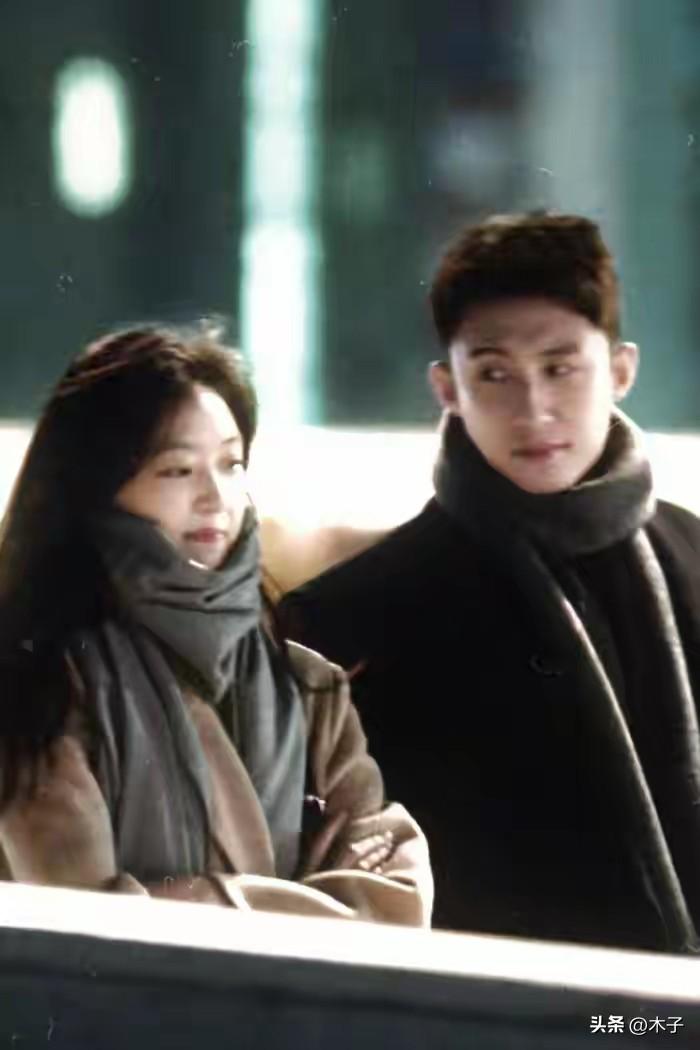 内娱二搭我见多了，唯独黄景瑜和孙千这一次，是观众硬生生盼来的。
 
俩人继《冬至