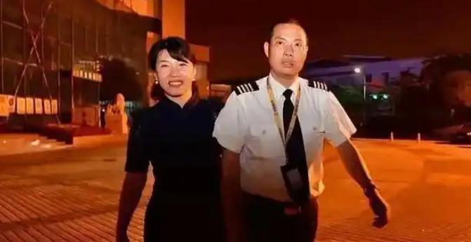 模范飞行员刘传健拿到川航发的500万奖金，没想到，爱人邹涵半点喜悦的神色都没有，